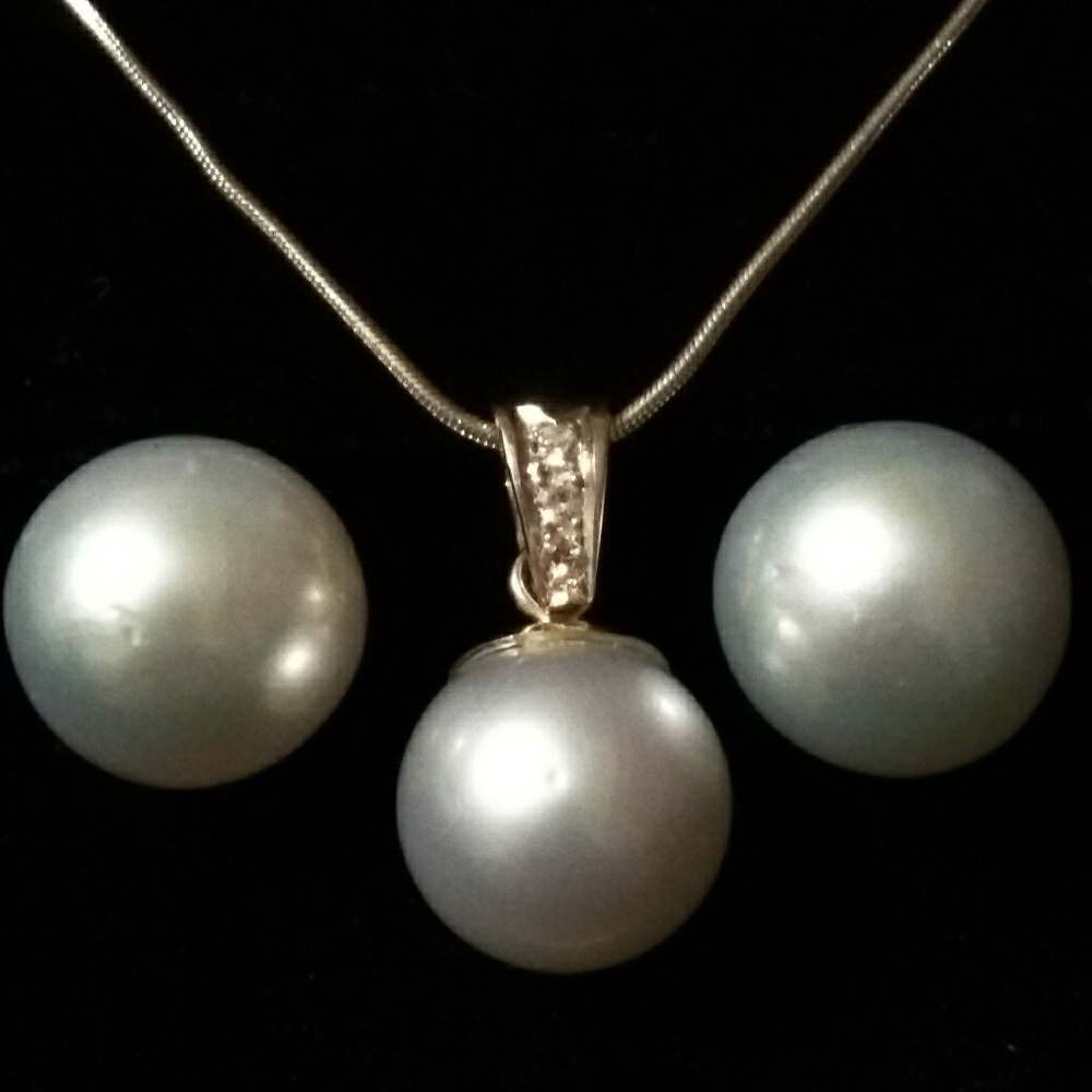 14k Akoya beautiful pearls an diamond pendant